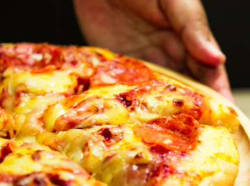 Delegado preso por suspeita de desvios pediu pizza e manteve rotina irregular na prisão, aponta MP