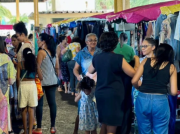 Feira Cabide Rosa reúne 40 brechós e adoção de pets