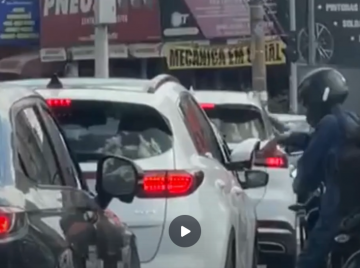 Motociclista persegue carro e danifica veículo durante briga no trânsito