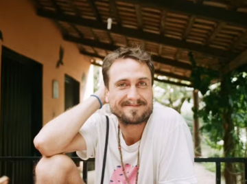 Ator troca novelas por ônibus e vida simples em Goiás