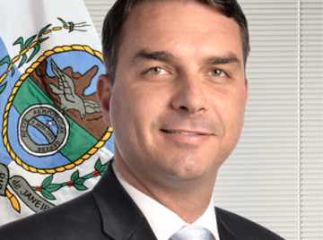 Flávio Bolsonaro descumpre prazo do STF e PF cancela passaporte