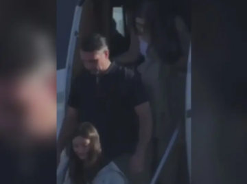  Flávio Bolsonaro chega a Miami com a família após deixar o Brasil