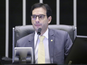 Fim da escala 6x1 pode começar a valer ainda em 2026, diz relator da PEC