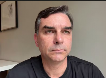 Flávio Bolsonaro aposta em discurso patriótico para rebater Lula e ampliar apoio à direita