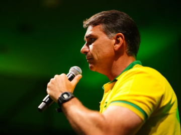 Flávio Bolsonaro prepara estratégia para debates do segundo turno com foco em propostas e críticas pontuais a Lula