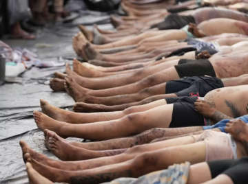Moradores da Penha levam mais de 50 corpos à praça após operação no Rio