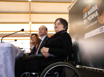 Justiça torna réus quatro investigados por ataques contra Maria da Penha e divulgação de documento falso