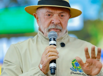 Lula faz gesto com dedo do meio durante discurso no Planalto ao defender acesso de pobres a tratamentos de saúde