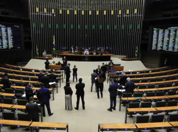 Deputados goianos recuam após pressão contra emenda que adiaria fim da escala 6×1 para 2036