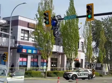 Motocicleta fica pendurada em semáforo após colisão e cena impressiona moradores no Canadá