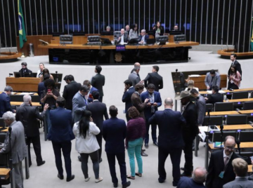 Câmara aprova MP que reforça piso do frete e anistia a multas de caminhoneiros nas eleições de 2022