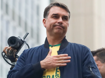 Propaganda de Flávio Bolsonaro vai ao ar sem áudio, enquanto programa de Lula é exibido normalmente nesta segunda (12)
