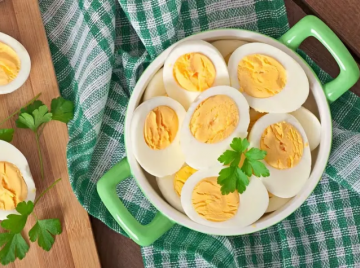 Quanto tempo ovo cozido pode ficar na geladeira? armazenamento correto evita riscos à saúde