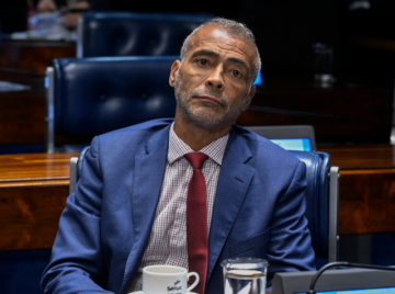 Romário devolve salário aos cofres públicos após atuar como comentarista na Copa