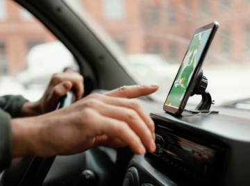 Tem adesivo de candidato no Uber? TSE proíbe propaganda eleitoral em carros de aplicativo