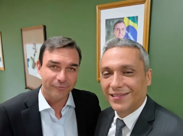 Justiça Eleitoral mantém suspensa propaganda de Gayer com Flávio Bolsonaro acima do limite permitido