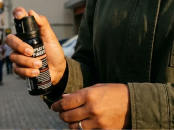 Mulheres passam a poder comprar spray de pimenta para defesa pessoal; veja o que muda com a nova lei