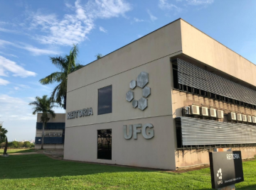 Flávio Bolsonaro propõe retirar universidades federais do MEC; ideia gera incertezas sobre financiamento