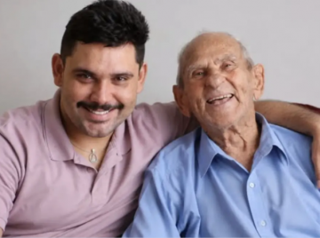 Neto de Vovô Anésio é acusado de usar IA do avô morto para pedir votos e se defende
