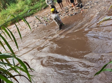 Bombeiros resgatam quatro jovens ilhados após cheia em Goiânia