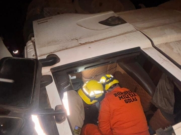 Carreta com soja tomba na GO-309 e deixa motorista preso
