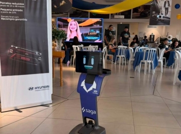 Robô com IA começa a recepcionar clientes em concessionária de Goiânia