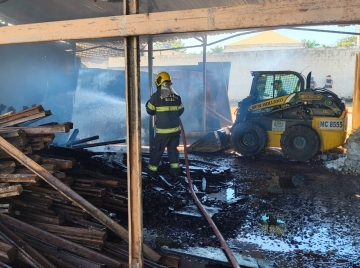Incêndio em depósito mobiliza bombeiros e chama atenção em Goiânia