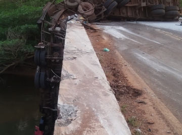 Caminhão tomba sobre ponte e deixa homem ferido em Jataí