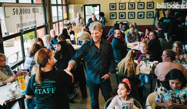 Jon Bon Jovi cria restaurante que oferece refeições a quem precisa: pague o que puder