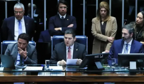 Fim da escala 6x1 deve ficar para depois das eleições; entenda