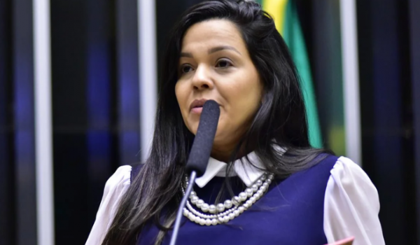 Aliada de Michelle e pivô de crise com Flávio Bolsonaro assume vaga na Câmara dos Deputados