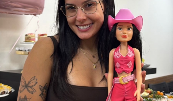 Ana Castela ganha versão em boneca com figurino completo e tatuagens adesivas