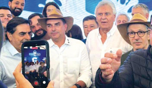 Após atritos, Flávio Bolsonaro, Caiado e Zema selam união contra Lula em evento do agronegócio