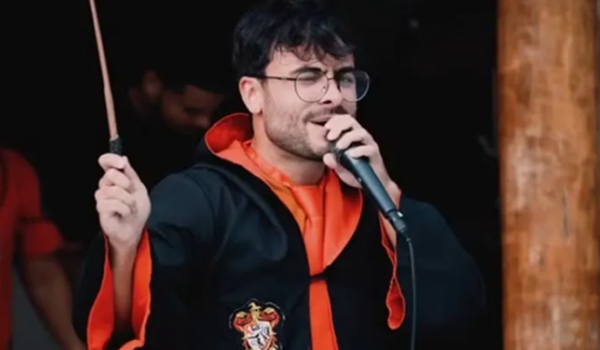 Após notificação da Warner, cantor muda nome artístico e passa a se chamar apenas 