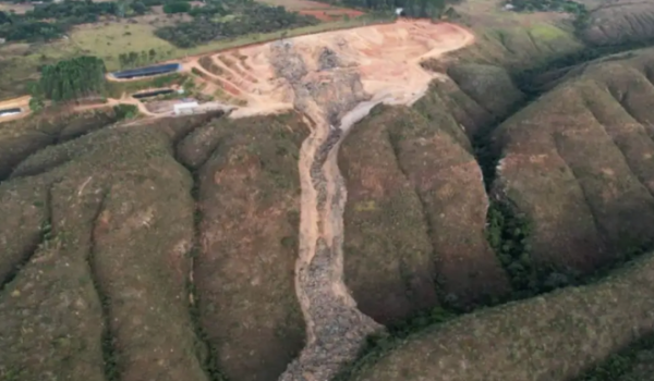 Governo de Goiás embarga aterro sanitário após desmoronamento de lixo em córrego