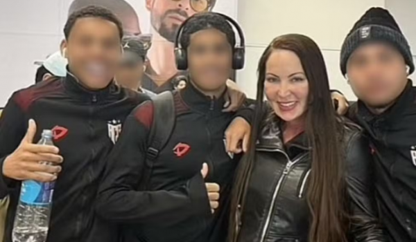 Atlético-GO dispensa seis jogadores do sub-17 após foto polêmica com atriz pornô