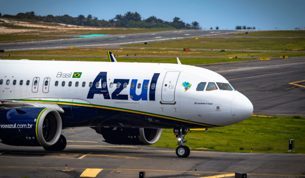 Azul é condenada a indenizar passageira que perdeu festa de aniversário por atraso em voo 