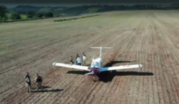 Avião que seguia para a Tecnoshow em Rio Verde faz pouso forçado em lavoura no PR