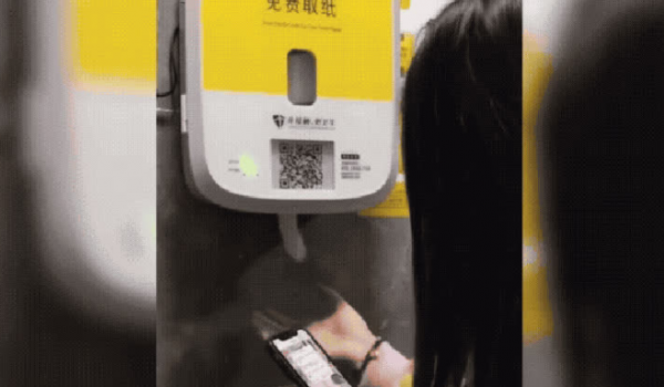 Banheiros na China liberam papel higiênico apenas após você assistir a anúncio