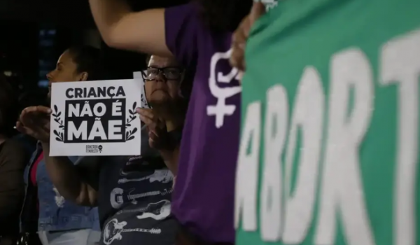 Câmara de Goiânia aprova projeto que proíbe e multa em até R$ 5 mil quem usar cartazes favoráveis ao aborto