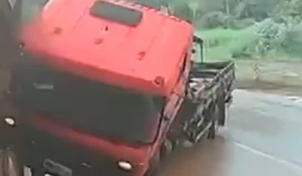 Câmera flagra caminhão derrapando na BR-040 e batendo em carreta em Minas Gerais