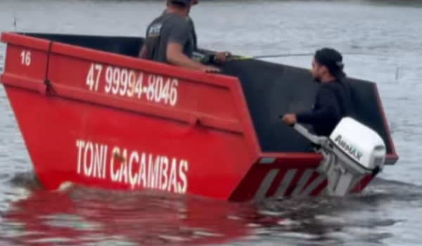 Pescador transforma caçamba de lixo em barco e viralizam