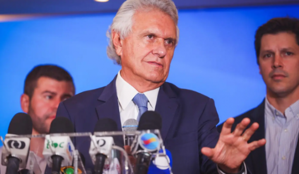 Contaminado por Vorcaro não pode ser presidente, diz Caiado, que nega indireta a Flávio Bolsonaro