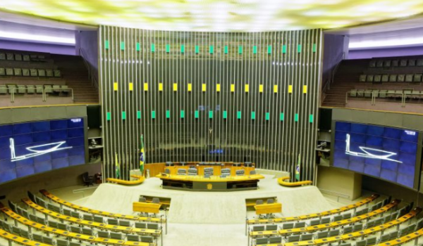 Deputados avançam com projeto que revoga resolução sobre aborto legal em menores vítimas de violência