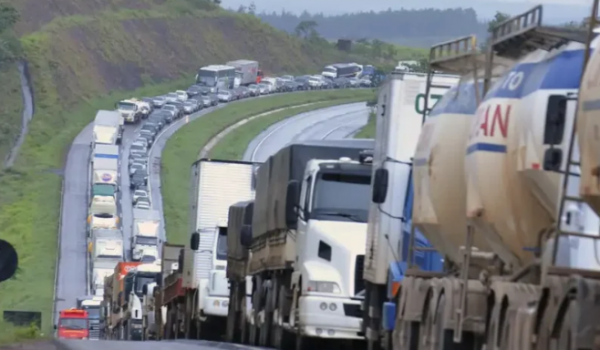 Caminhoneiros descartam greve após reunião e mantêm diálogo com governo