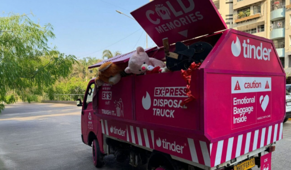 Tinder aposta em desapego emocional com caminhão de lixo para ex-relacionamentos 