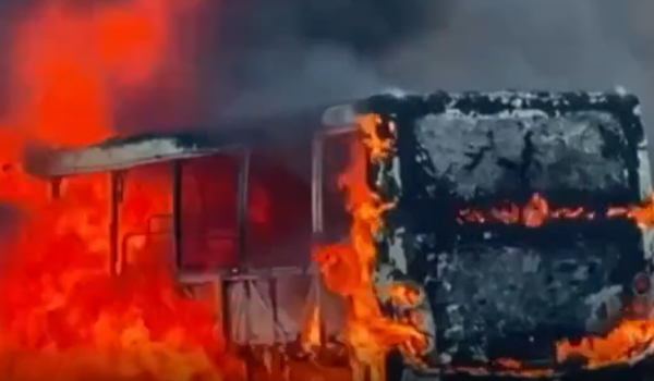  Incêndio destrói ônibus do transporte coletivo em Goiânia e mobiliza bombeiros 