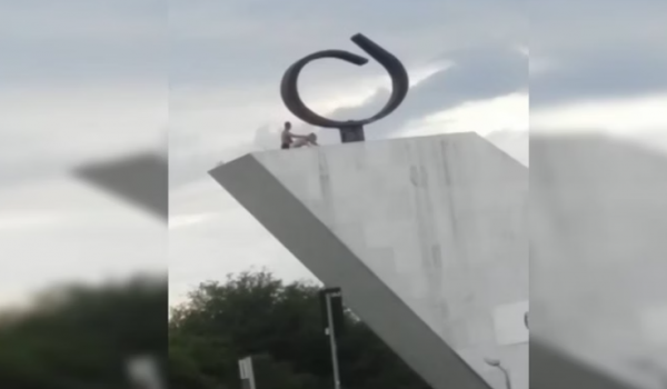 Sem medo das câmeras, casal faz sexo no alto do Panteão da Pátria, em Brasília 
