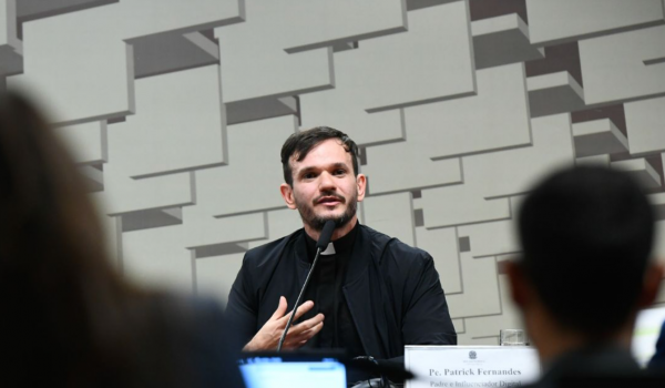 Padre famoso nas redes diz que foi alvo de assédio de casas de apostas e cobra ação da Igreja 