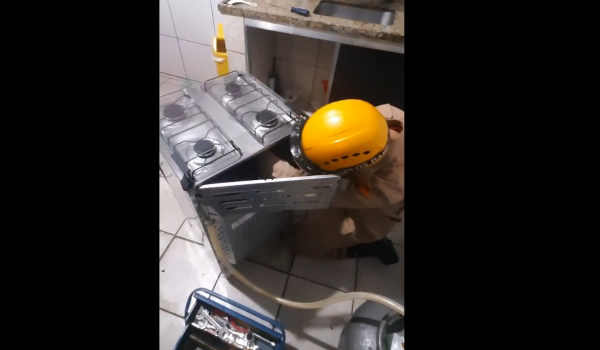 Gatinho fica preso dentro de fogão e bombeiros fazem resgate 